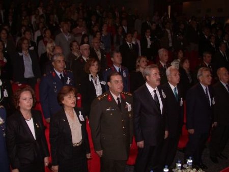 Dokuz Eylül Üniversitesi Rektörlüğü'nün Anma Töreninde Gençlik Ön Plana Çıktı