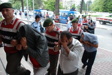 Dolandırıcılık Çetesi Şüphelileri Adliyeye Çıkarıldı