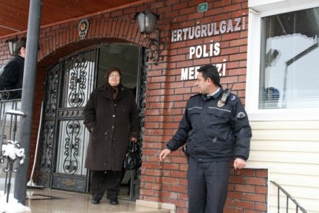 Dolandırıcıya inanan kadını 8 bin lira yatıracakken gerçek polis kurtardı