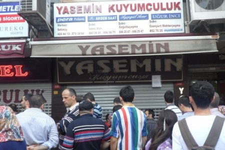 Dolandırıldıkları kuyumcu dükkanının önünde eylem yaptılar