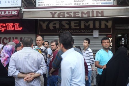 Dolandırıldıkları kuyumcu dükkanının önünde eylem yaptılar