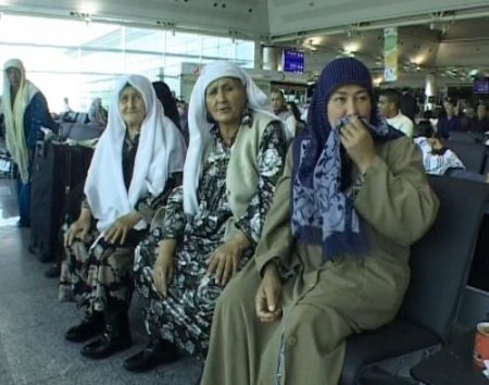Dolandırılınca Hacı Olamayan Özbekler, Günlerdir Havalimanında Yatıp Kalkıyor