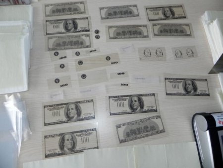 Dolar kalpazanları süçüstü yakalandı