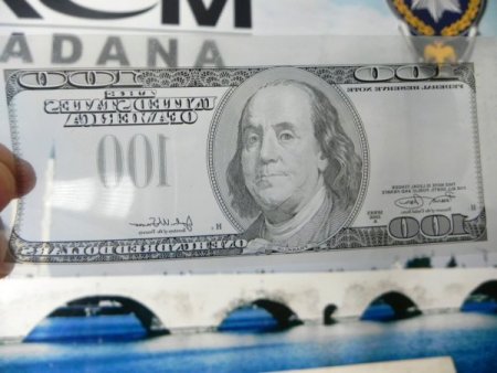 Dolar kalpazanları süçüstü yakalandı