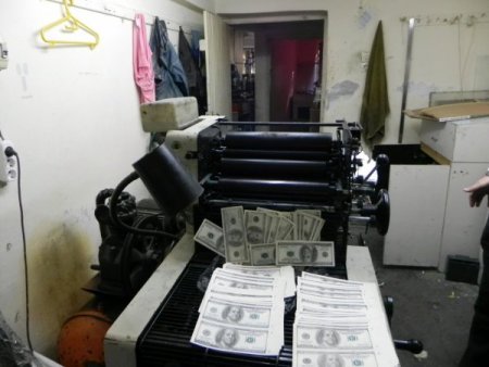 Dolar kalpazanları süçüstü yakalandı