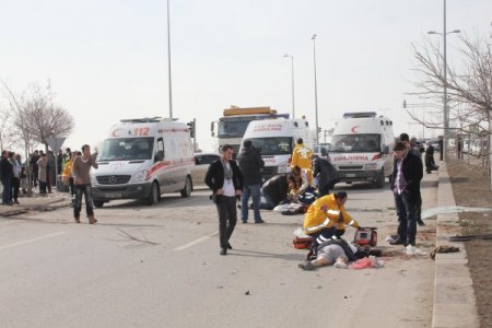 Dolmuş, Duvara Çarpıp Karşı Yöne Geçti: 1 Ölü, 9 Yaralı