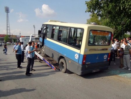 Dolmuş, Özel Halk Otobüsüyle Çarpıştı: 15 Yaralı