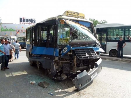 Dolmuş, Özel Halk Otobüsüyle Çarpıştı: 15 Yaralı