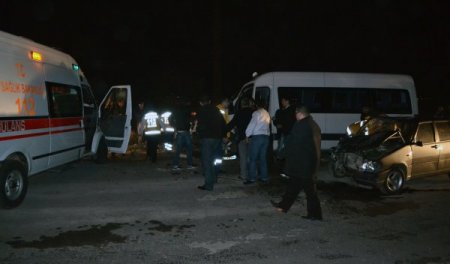 Dolmuş otomobille çarpıştı: 3 yaralı