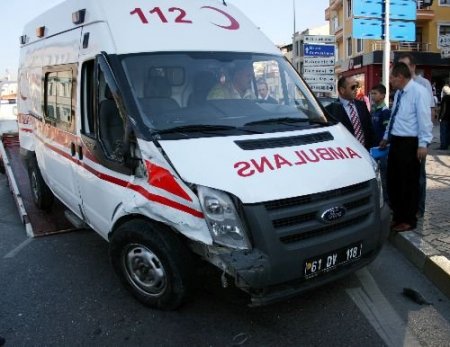 Dolmuş Ve Ambulans Çarpıştı: 14 Yaralı