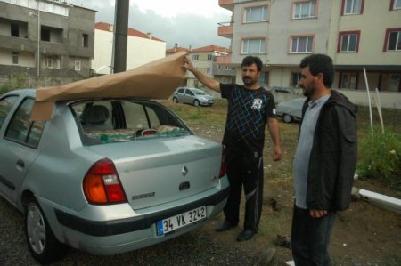 Dolu Sebebiyle Araçlar Hasar Gördü