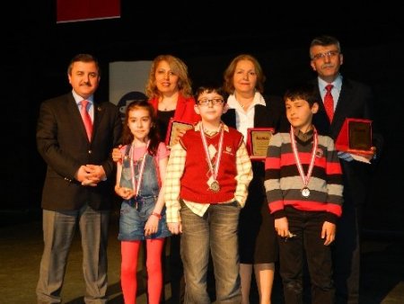 Dolunay Koleji, bilgi yarışmasında dereceye girenleri ödüllendirdi