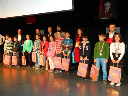 Dolunay Koleji, bilgi yarışmasında dereceye girenleri ödüllendirdi