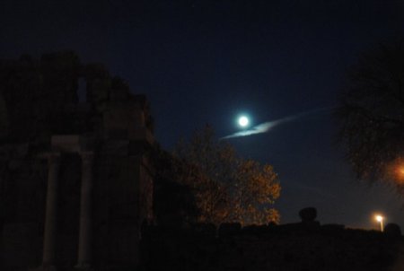 Dolunay şavkı Side'de Anıtsal Çeşme sütunlarını aydınlattı