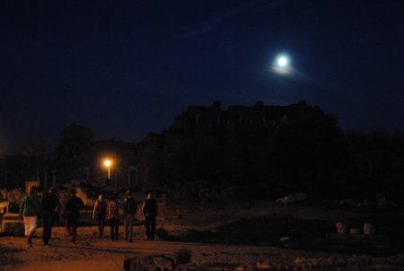 Dolunay şavkı Side'de Anıtsal Çeşme sütunlarını aydınlattı