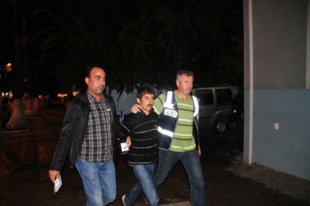 Domates serasında 10 bin kök Hint keneviri yetiştirmiş