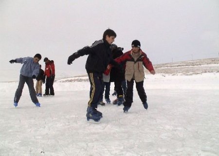 Donan Çıldır Gölü Üzerinde Yapılan Atlı Kızak Yarışması Nefes Kesti