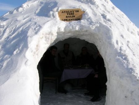 Donan Çıldır Gölü Üzerindeki Kardan Evde Çay Keyfi