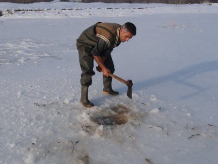 Donan Nazik Gölü'nde zorlu balık avı