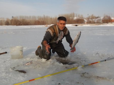 Donan Nazik Gölü'nde zorlu balık avı