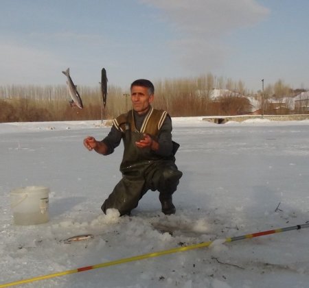 Donan Nazik Gölü'nde zorlu balık avı