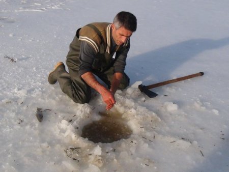 Donan Nazik Gölü'nde zorlu balık avı