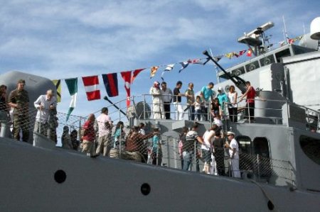Donanma Gemileri Ziyaretçi Akınına Uğradı