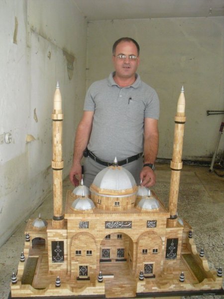 Dondurma Çubuğundan Yaptığı Maketlerle Engellilere Yardım Ediyor