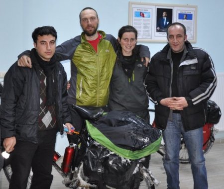 Donmak Üzere Olan Barcelonalı Turistleri Gazeteciler Kurtardı