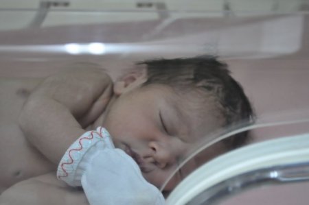 Donmak üzereyken bulunan 4 günlük bebeğin tedavisi sürüyor