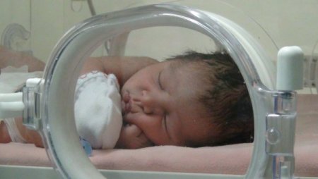 Donmak üzereyken bulunan 4 günlük bebeğin tedavisi sürüyor