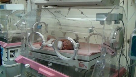 Donmak üzereyken bulunan 4 günlük bebeğin tedavisi sürüyor