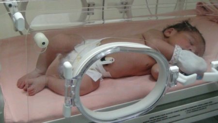 Donmak üzereyken bulunan 4 günlük bebeğin tedavisi sürüyor