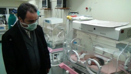 Donmak üzereyken bulunan 4 günlük bebeğin tedavisi sürüyor