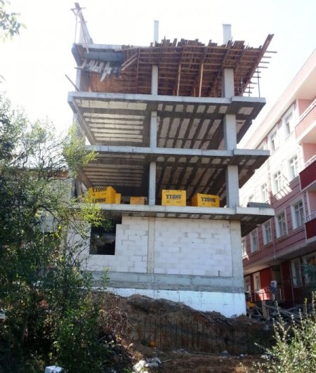 Dördüncü kattan dikili demirlerin üzerine düşen usta hayatta kaldı