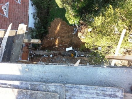 Dördüncü kattan dikili demirlerin üzerine düşen usta hayatta kaldı