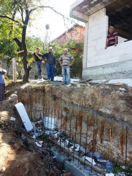 Dördüncü kattan dikili demirlerin üzerine düşen usta hayatta kaldı