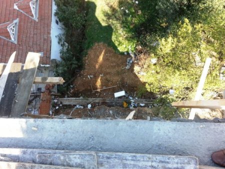 Dördüncü kattan dikili demirlerin üzerine düşen usta hayatta kaldı