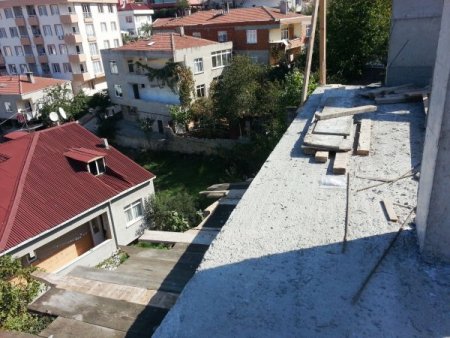 Dördüncü kattan dikili demirlerin üzerine düşen usta hayatta kaldı