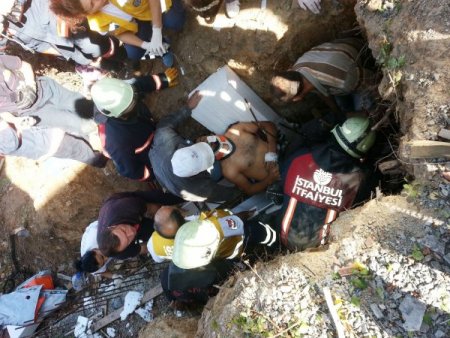 Dördüncü kattan dikili demirlerin üzerine düşen usta hayatta kaldı