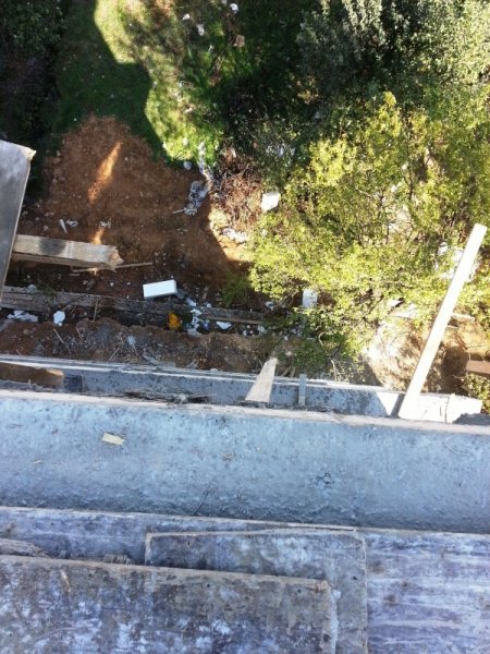 Dördüncü kattan dikili demirlerin üzerine düşen usta hayatta kaldı