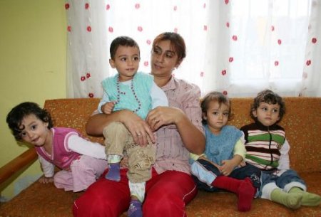 Dördüzlerine Bez Yetiştiremeyen Aile, Biriken Kira Borcu Yüzünden Baba Ocağına Taşındı