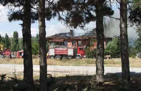 Dört Ailenin Yaşadığı Ev Çıkan Yangınla Kullanılamaz Hale Geldi