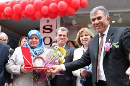 Dört çocuk okutan yılın annesine bulaşık makinesi hediye edildi