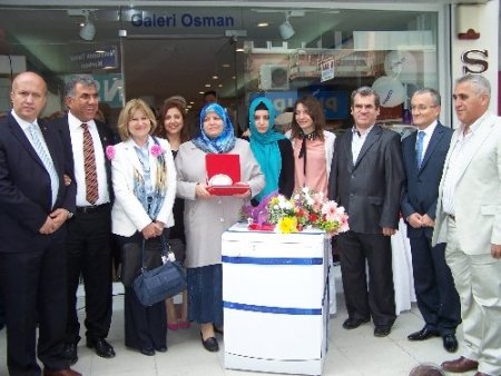 Dört çocuk okutan yılın annesine bulaşık makinesi hediye edildi