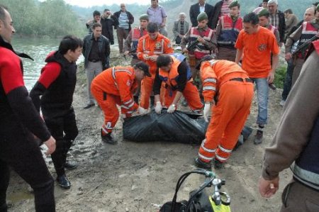 Dört Kişinin İçinde Bulunduğu Kayık Battı: 1 Kişi Boğuldu, Üç Kişi Yüzerek Kurtuldu
