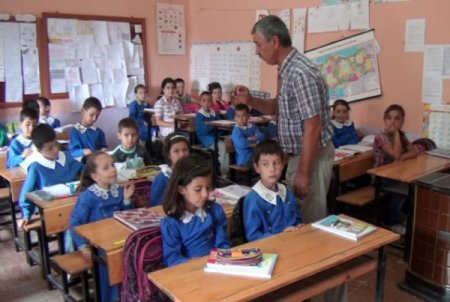 Dört sınıfa tek öğretmen