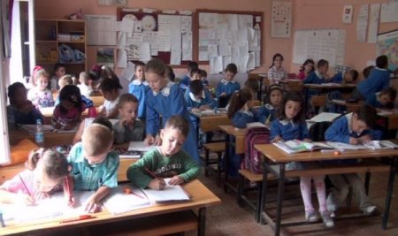 Dört sınıfa tek öğretmen