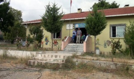 Dört sınıfa tek öğretmen