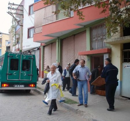 Dört Yıllık Evli Kadın Boğazı Kesilerek Öldürüldü